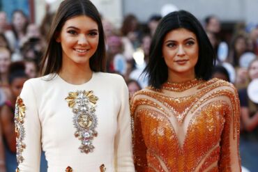 18-metė Kardashian klano atstovė - apdovanojimų ceremonijoje be apatinių(FOTO)