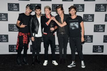 47 metų „One Direction“ fanė meilę grupei išreiškia savo kūnu(FOTO)