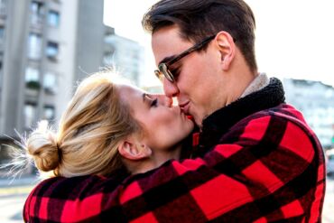 5 merginų flirto požymiai