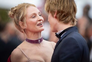 Aktorė Uma Thurman Kanų kino festivalyje pozavo su viešumoje itin retai matomu sūnumi