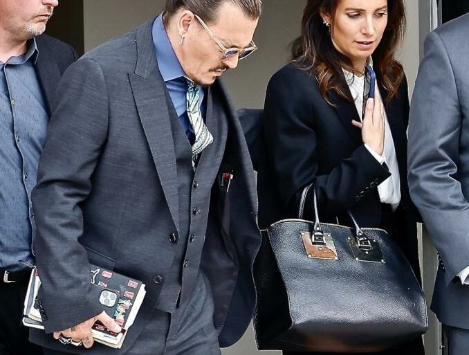 Aktorius Johnny Depp ir vėl vienišas - išsiskyrė su advokate Joelle Rich
