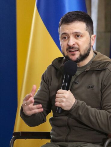 Apskaičiuota Volodymyr Zelenskyy aprangos kaina: kokią žinutę savo stiliumi pasauliui nori perduoti Ukrainos lyderis?