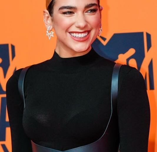 Atlikėja Dua Lipa pademonstravo madingiausią žiemos rankinę: jos trokšta visos merginos
