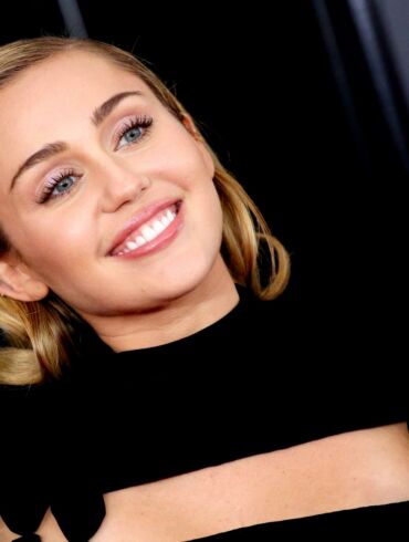 Atlikėja Miley Cyrus kardinaliai pakeitė savo šukuoseną