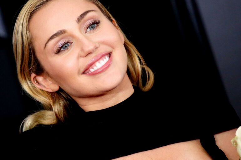 Atlikėja Miley Cyrus kardinaliai pakeitė savo šukuoseną