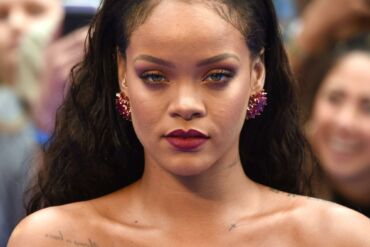 Atlikėja Rihanna „Oskarų“ ceremonijoje pademonstravo išskirtinį nėštukės įvaizdį