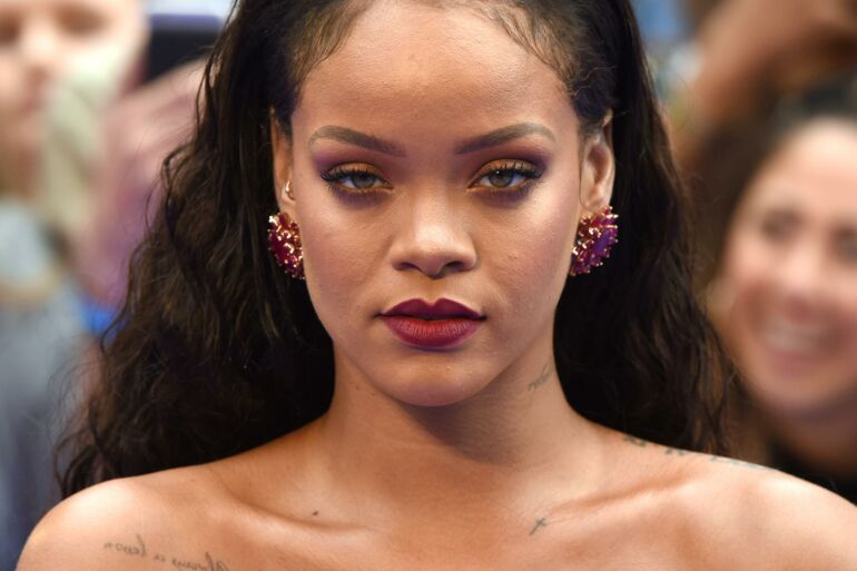 Atlikėja Rihanna „Oskarų“ ceremonijoje pademonstravo išskirtinį nėštukės įvaizdį