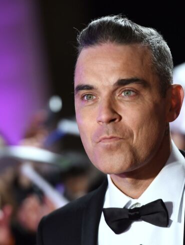 Atlikėjas Robbie Williams po 25 metų perdainavo legenda tapusį kūrinį „Angels“