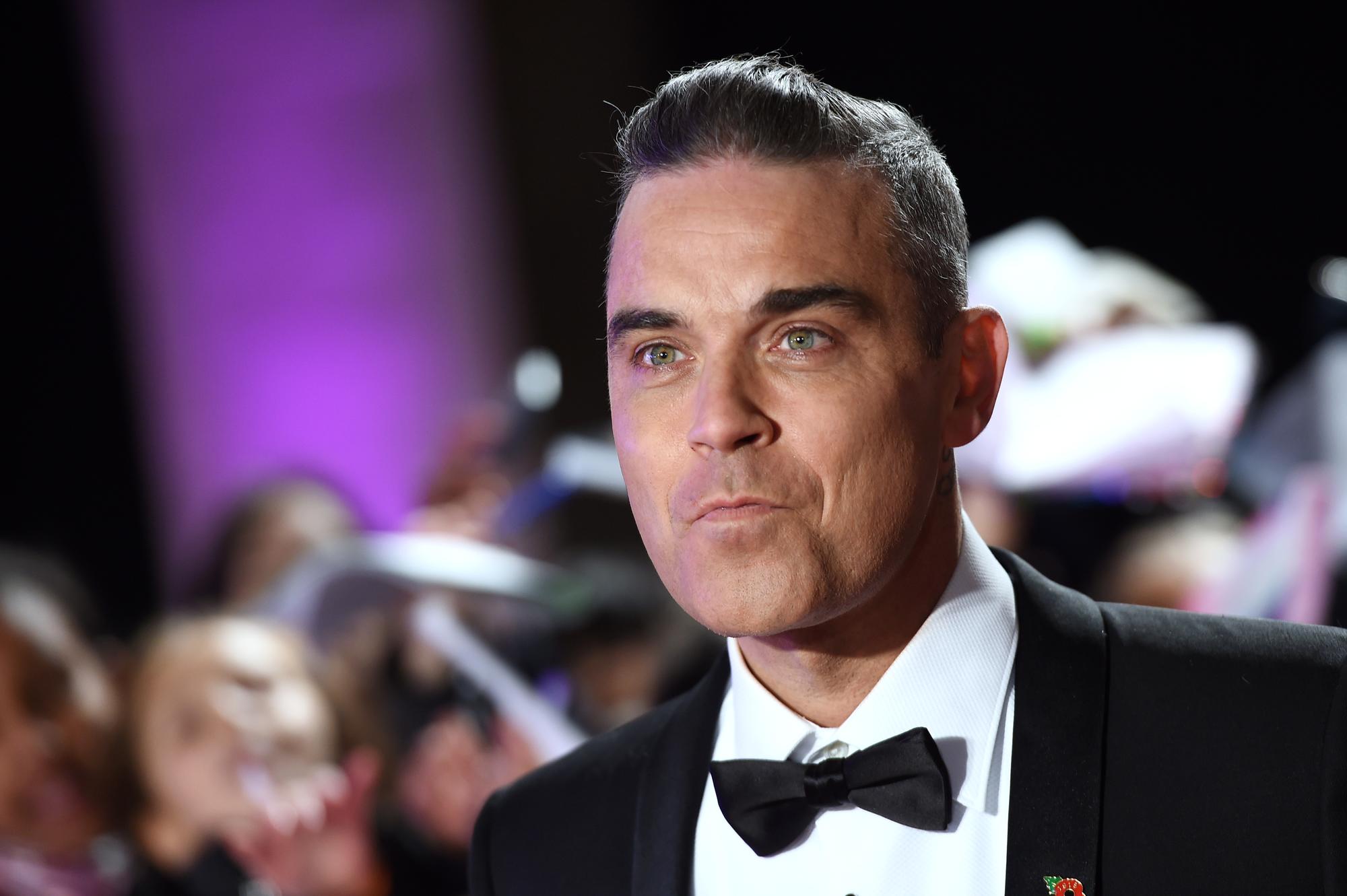 Atlikėjas Robbie Williams po 25 metų perdainavo legenda tapusį kūrinį „Angels“