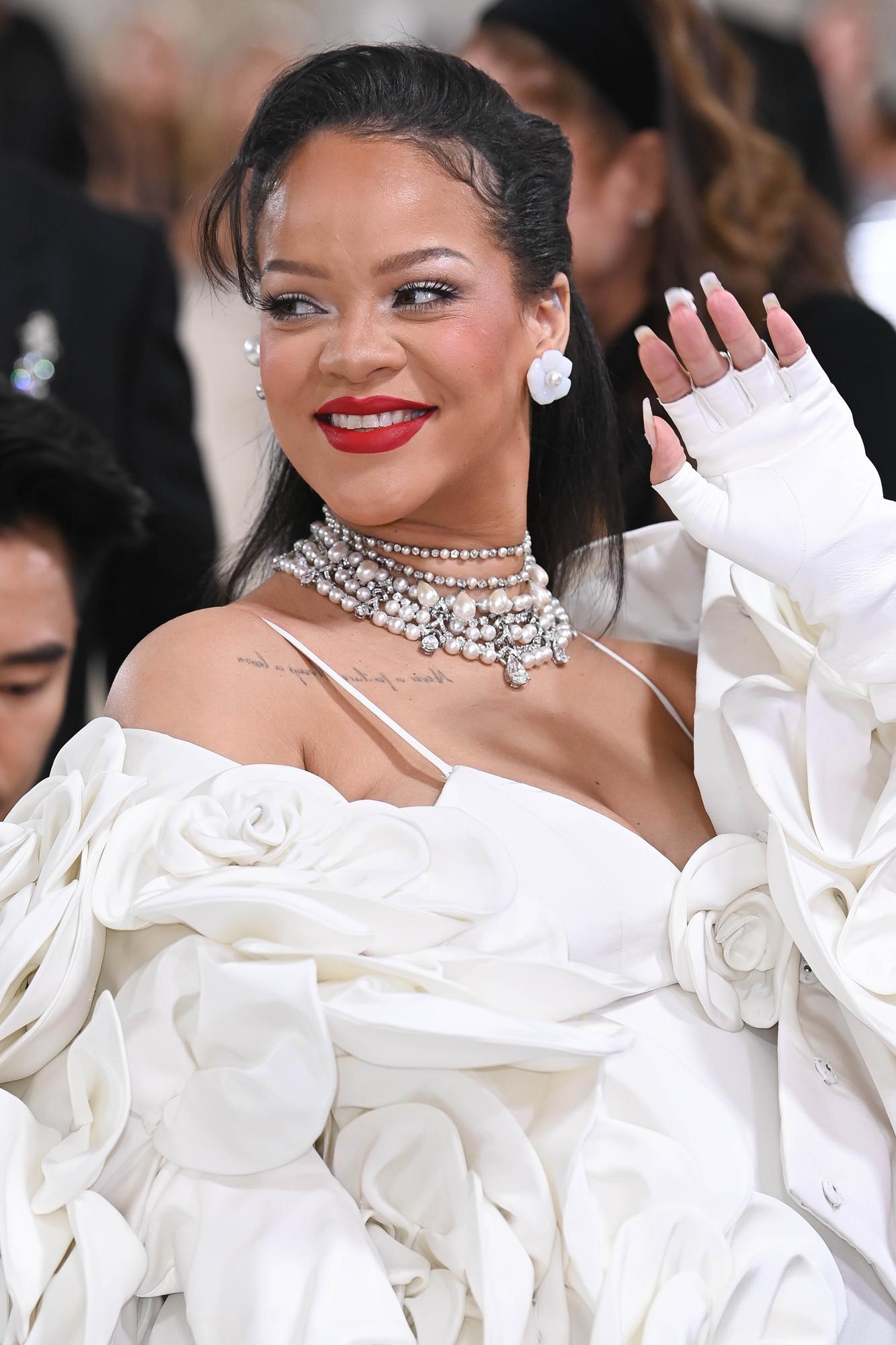 Atviras Rihanna nėštukės įvaizdis papiktino gerbėjus: „Tai ir vėl kartojasi“