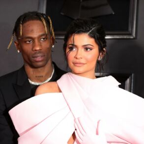 Byra socialinių medijų žvaigždės Kylie Jenner ir reperio Travis Scott santykiai