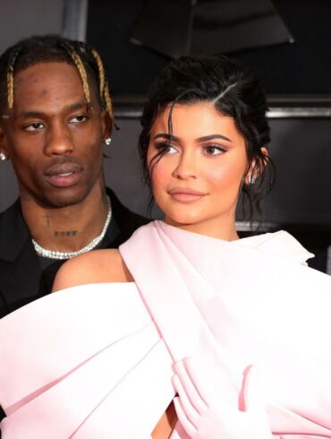 Byra socialinių medijų žvaigždės Kylie Jenner ir reperio Travis Scott santykiai