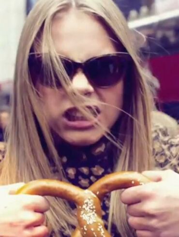 Cara Delevingne parodė savo maištingąją pusę (VIDEO)