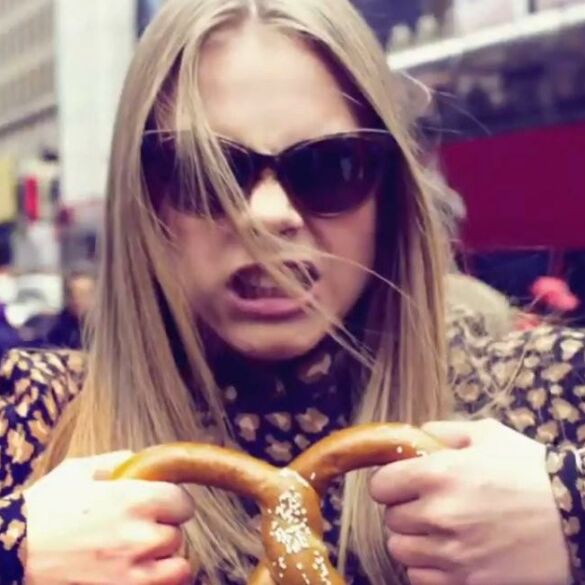 Cara Delevingne parodė savo maištingąją pusę (VIDEO)