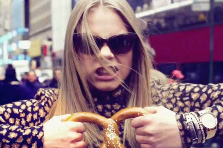 Cara Delevingne parodė savo maištingąją pusę (VIDEO)