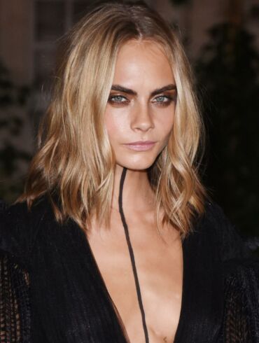 Cara Delevingne renginyje pasirodė su suknele