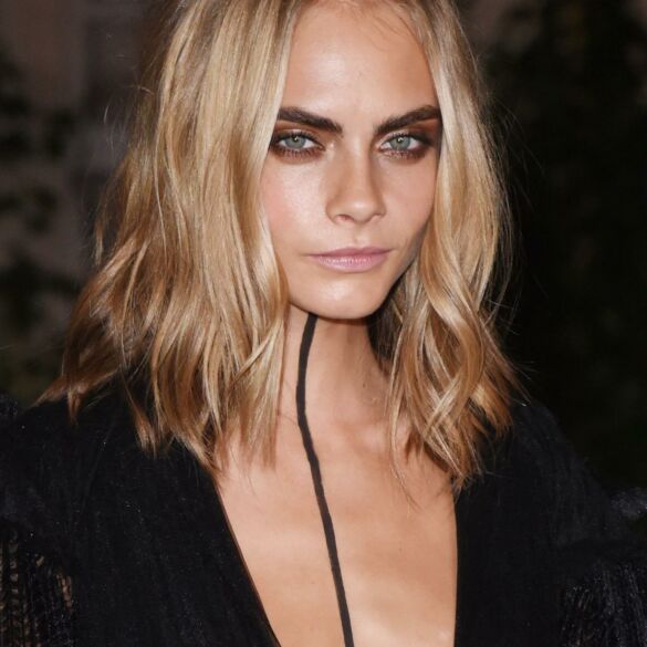 Cara Delevingne renginyje pasirodė su suknele