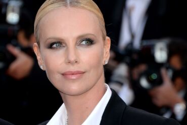 Charlize Theron „Dior“ mados šou pasirodė su viešumoje itin retai matoma dukra: krypo visų akys