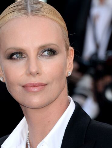 Charlize Theron „Dior“ mados šou pasirodė su viešumoje itin retai matoma dukra: krypo visų akys