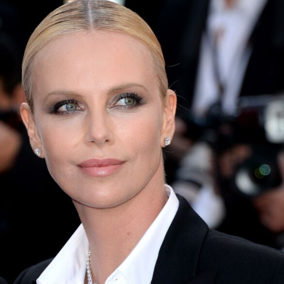 Charlize Theron „Dior“ mados šou pasirodė su viešumoje itin retai matoma dukra: krypo visų akys