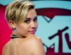 Drąsu: Miley Cyrus pademonstravo „nuogą“ stilių ir užsirūkė scenoje(FOTO)