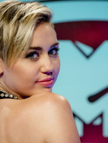 Drąsu: Miley Cyrus pademonstravo „nuogą“ stilių ir užsirūkė scenoje(FOTO)