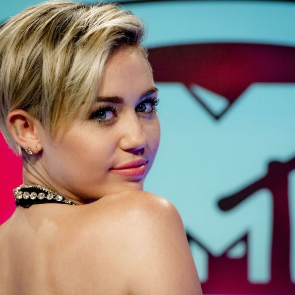 Drąsu: Miley Cyrus pademonstravo „nuogą“ stilių ir užsirūkė scenoje(FOTO)