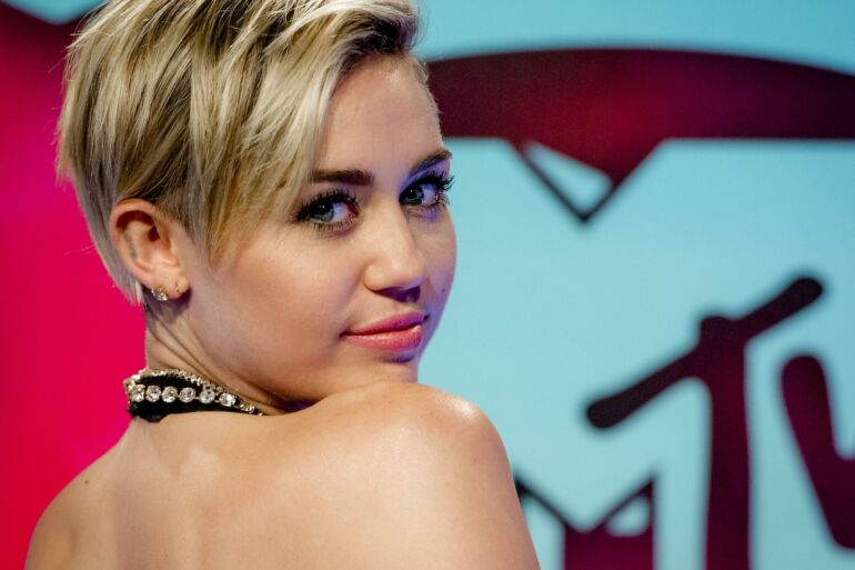 Drąsu: Miley Cyrus pademonstravo „nuogą“ stilių ir užsirūkė scenoje(FOTO)