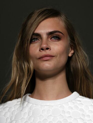 Drąsuolė: Cara Delevingne nusirengė naujausioje reklamoje(VIDEO)