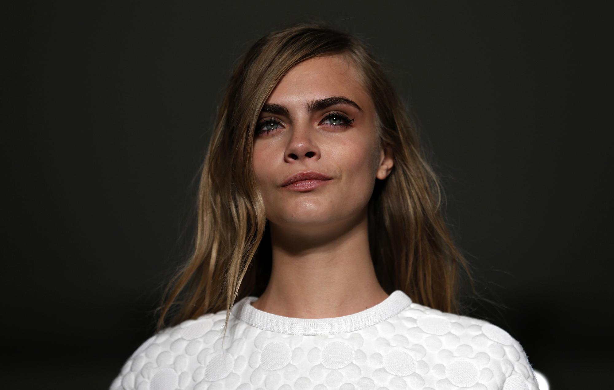 Drąsuolė: Cara Delevingne nusirengė naujausioje reklamoje(VIDEO)