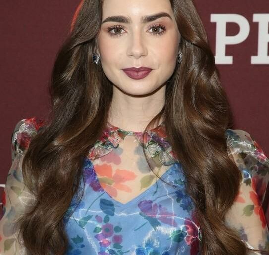 „Emilija Paryžiuje“ žvaigždė Lily Collins džiaugiasi meile: renginyje pasirodė su retai viešumoje matomu mylimuoju (FOTO)