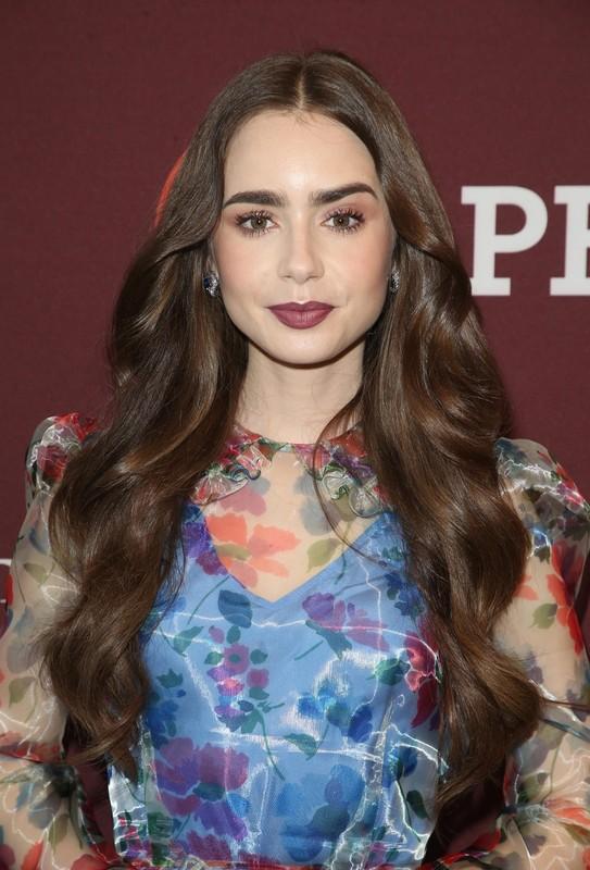 „Emilija Paryžiuje“ žvaigždė Lily Collins džiaugiasi meile: renginyje pasirodė su retai viešumoje matomu mylimuoju (FOTO)