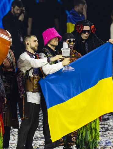 „Eurovizijos“ laimėtojai ukrainiečiai pardavė gautą prizą