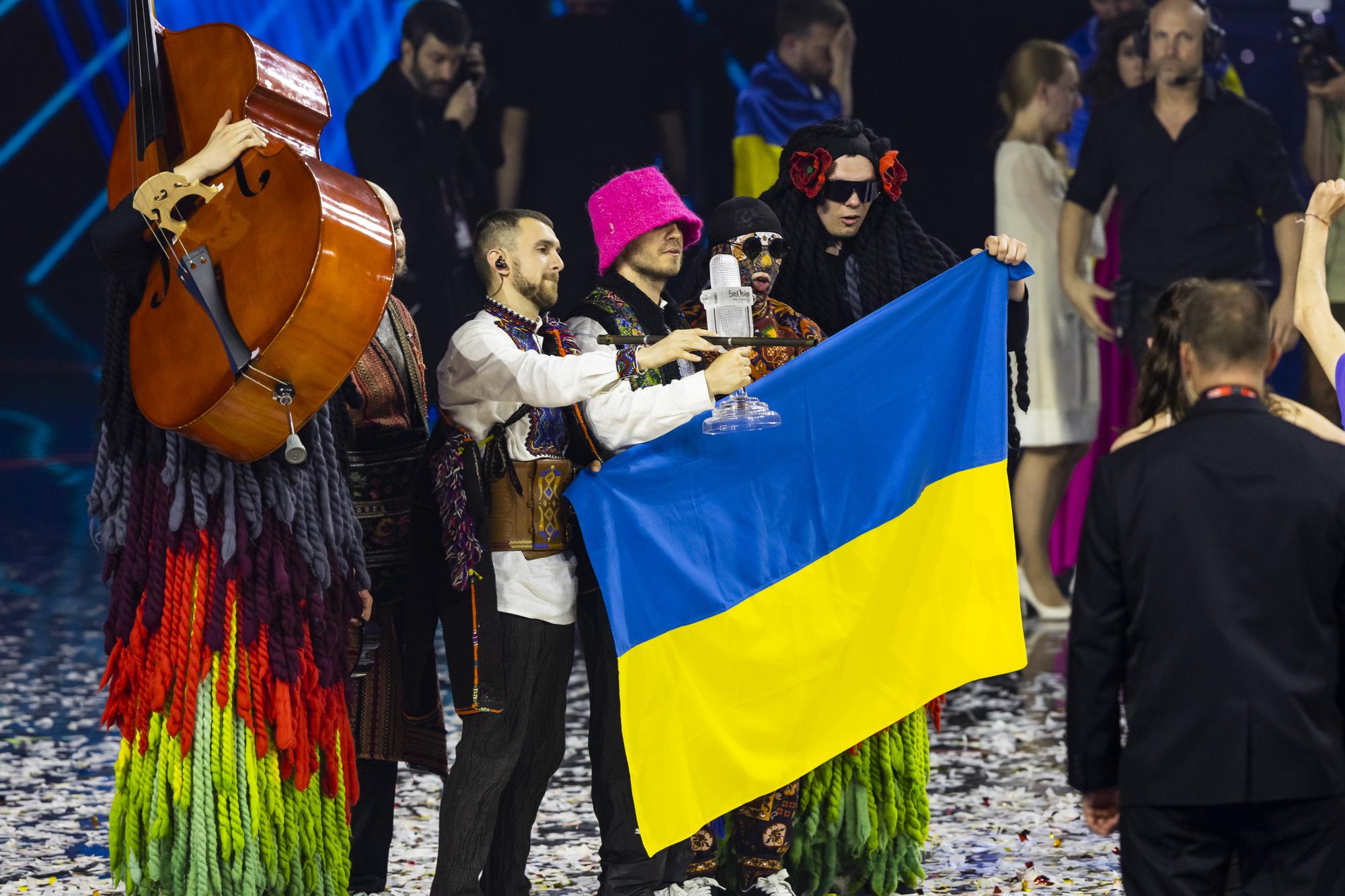 „Eurovizijos“ laimėtojai ukrainiečiai pardavė gautą prizą