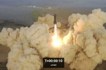 Galingiausia žmonijos sukurta raketa „Starship“ sprogo į šipulius