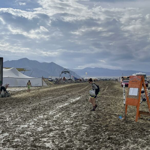 Garsiojo festivalio „Burning man“ dalyviai dėl liūčių užklimpo purve: pranešta apie vieno žmogaus mirtį