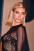 Hailey Bieber pademontravo vieną karščiausių šiandienos stiliaus tendencijų: ji grįžo iš 2000-ųjų (FOTO)