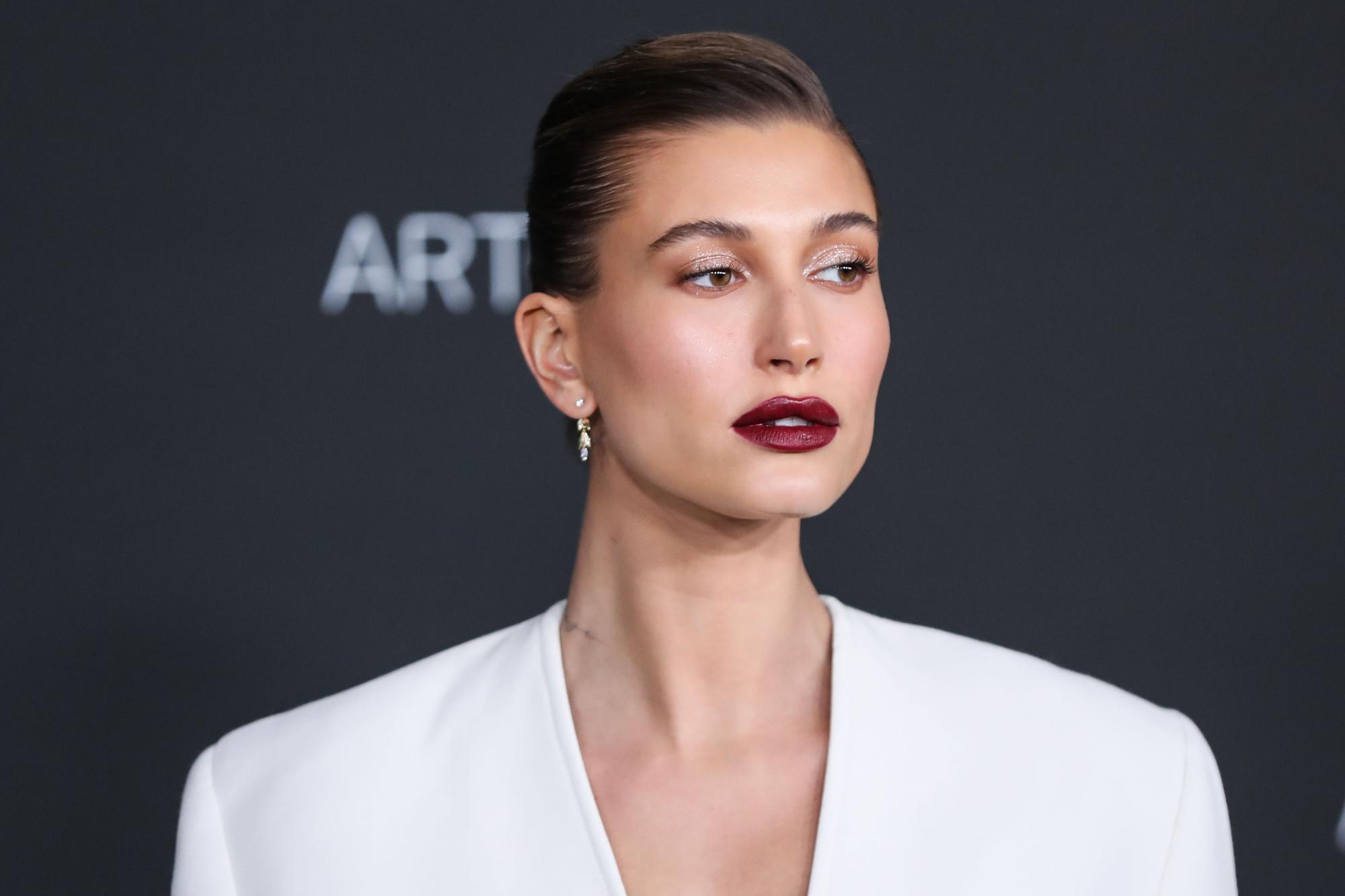 Hailey Bieber pristatė naujovę: kaip nepamiršti lūpdažio?