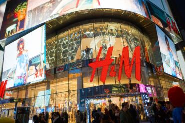 „H&M“ pranešė nutraukianti veiklą Rusijoje