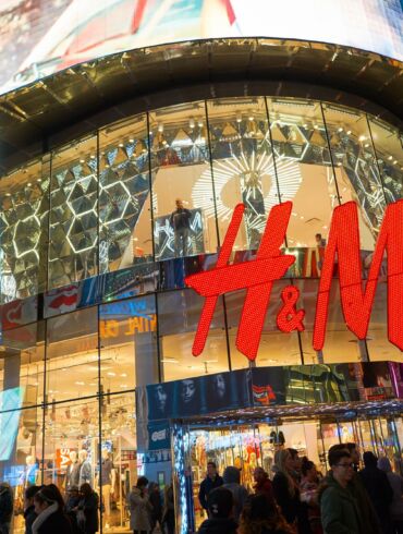 „H&M“ pranešė nutraukianti veiklą Rusijoje