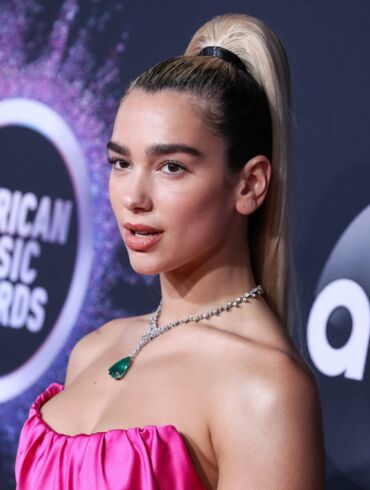 Į Lietuvą atvyksianti Dua Lipa - mados žurnalo „Vogue“ viršelio žvaigždė