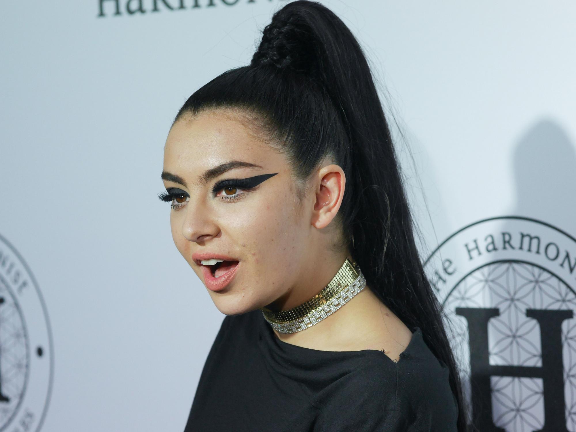 Įvaizdžio nesėkmę patyrusi Charli XCX drovumo nepaiso (FOTO)