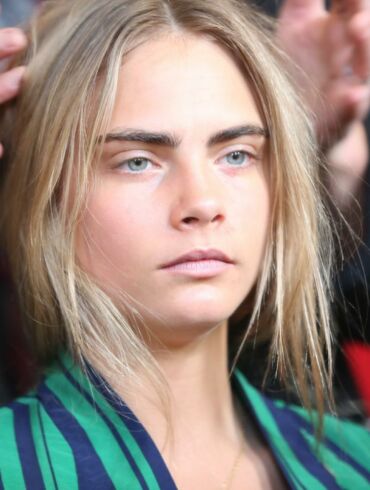 Įvertink: Cara Delevingne pademonstravo naują plaukų madą(FOTO)