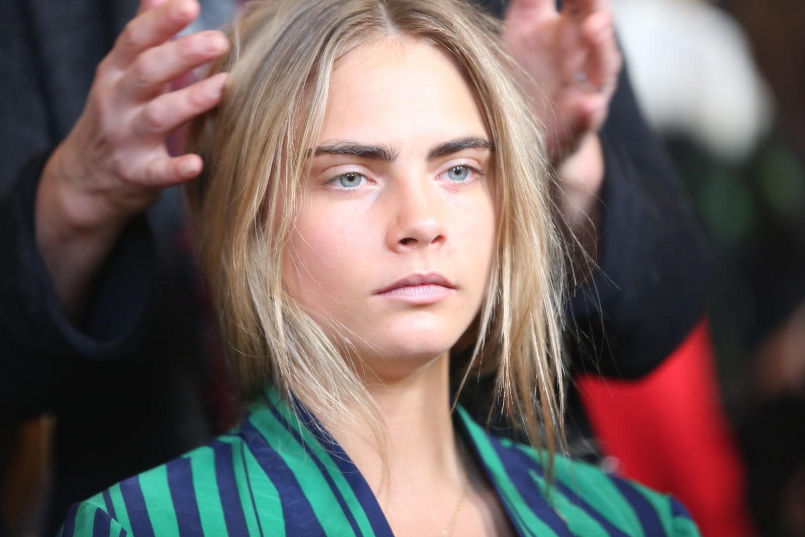 Įvertink: Cara Delevingne pademonstravo naują plaukų madą(FOTO)