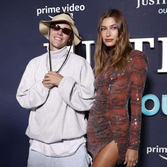 Justin Bieber žmona Hailey Bieber pasidalino intriguojančiu kadru: taip apsirengusi ji keliauja į vakarėlį