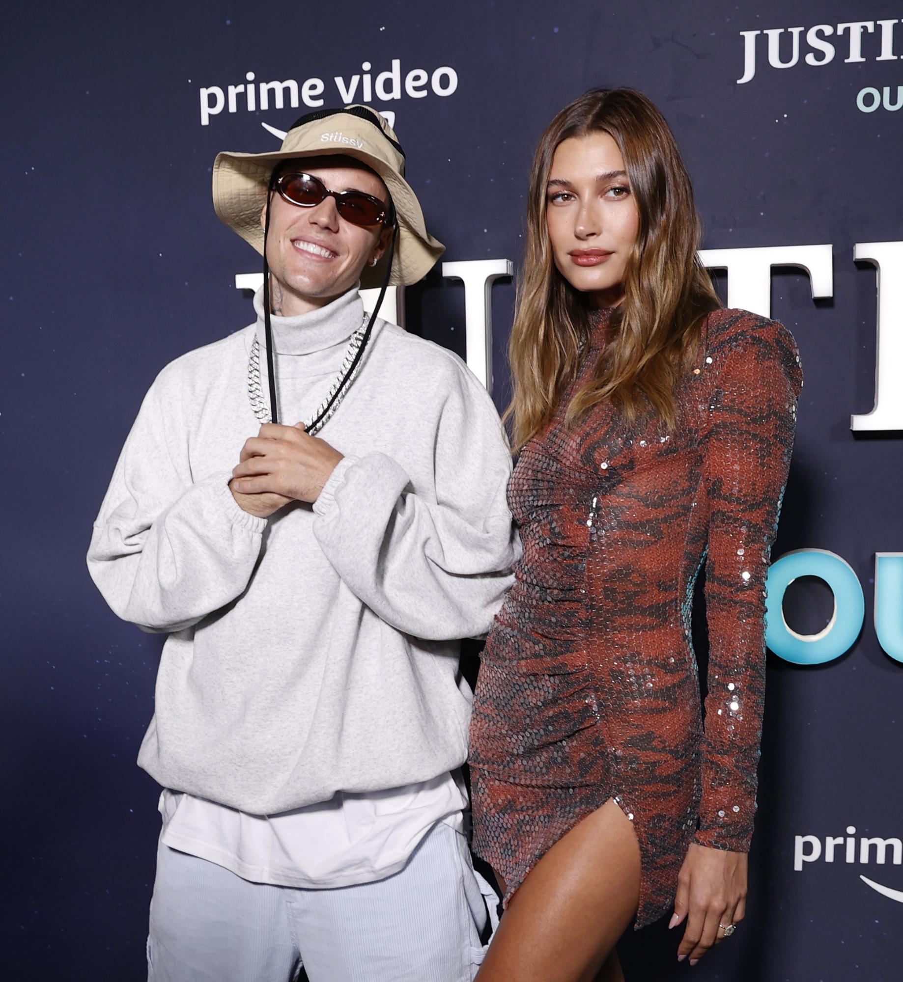 Justin Bieber žmona Hailey Bieber pasidalino intriguojančiu kadru: taip apsirengusi ji keliauja į vakarėlį