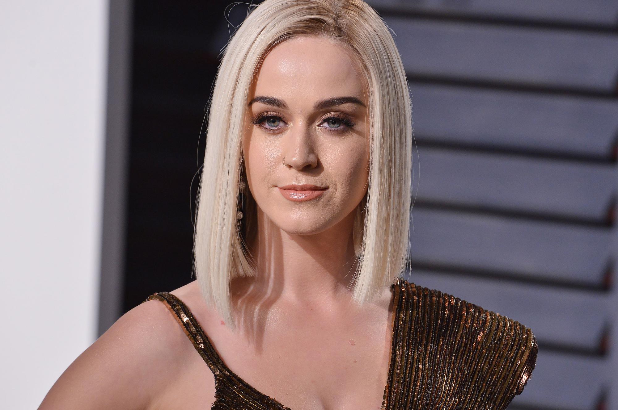 Kai atsiduri prasto plaukų stilisto kedėje? Katy Perry šukuosenų metamorfozės nedžiugina (FOTO)