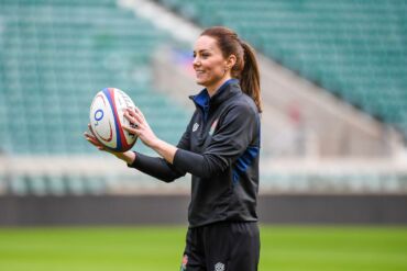 Kembridžo hercogienė Kate Middleton pademonstravo savo regbio įgūdžius bei puikią sportinę formą (FOTO)