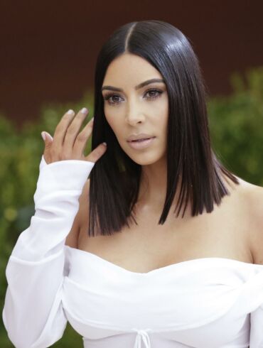 Kim Kardashian pristato naują maudymosi kostiumėlių liniją ir demonstruoja sportiškas kūno formas