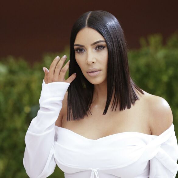 Kim Kardashian pristato naują maudymosi kostiumėlių liniją ir demonstruoja sportiškas kūno formas